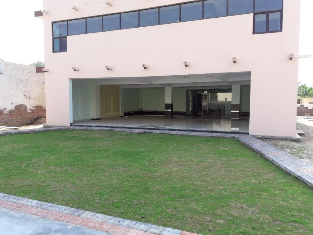 Aparthotel Yog Bhawan Greater Noida Esterno foto